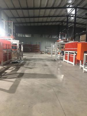 Linea di laminazione a pressione calda a breve ciclo da 15 kW per cartoni per mobili 1200 tonnellate